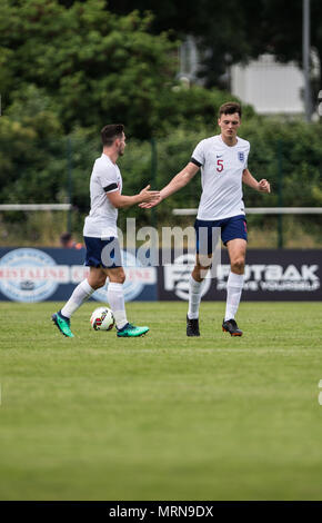 Aubagne, Stade De Lattre Stadion in Aubagne. 26 Mai, 2018. England's Dael Braten (R) feiert nach dem Scoring während des Toulon Turniers 2018 Gruppe A, Erste Übereinstimmung zwischen China und England, im Stade De Lattre Stadion in Aubagne, Frankreich am 26. Mai 2018. England gewann 2-1. Credit: Jin Yu/Xinhua/Alamy leben Nachrichten Stockfoto