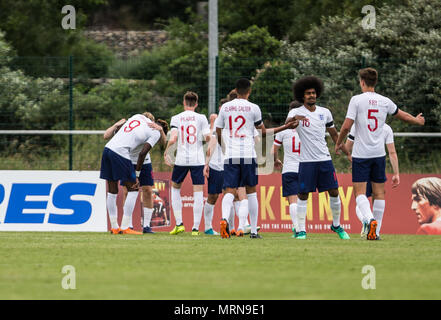 Aubagne, Stade De Lattre Stadion in Aubagne. 26 Mai, 2018. Englands Spieler feiern, nachdem Tammy Abraham das zweite Tor während des Toulon Turniers 2018 Gruppe A, Erste Übereinstimmung zwischen China und England, im Stade De Lattre Stadion in Aubagne, Frankreich am 26. Mai 2018 erzielte. England gewann 2-1. Credit: Jin Yu/Xinhua/Alamy leben Nachrichten Stockfoto