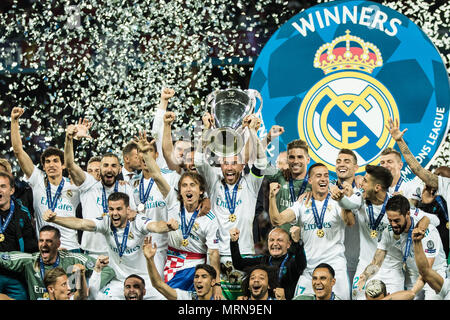 Kiew. 26 Mai, 2018. Sergio Ramos (C) von Real Madrid hält die Trophäe nach dem Gewinn der UEFA Champions League Finale zwischen Liverpool und Real Madrid in Kiew, Ukraine am 26. Mai 2018. Real Madrid behauptete den Titel mit 3-1. Credit: Wuzhuang/Xinhua/Alamy leben Nachrichten Stockfoto