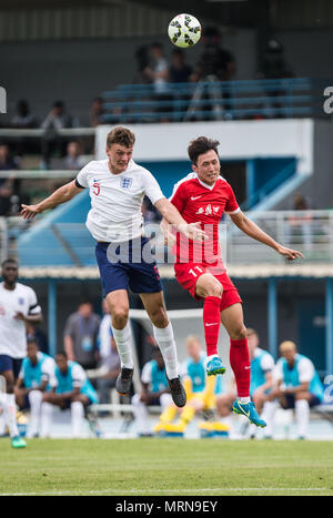 Aubagne, Stade De Lattre Stadion in Aubagne. 26 Mai, 2018. Chinas Xie Weijun (R) Mias mit Englands Dael Fry während des Toulon Turniers 2018 Gruppe A, Erste Übereinstimmung zwischen China und England, im Stade De Lattre Stadion in Aubagne, Frankreich am 26. Mai 2018. England gewann 2-1. Credit: Jin Yu/Xinhua/Alamy leben Nachrichten Stockfoto