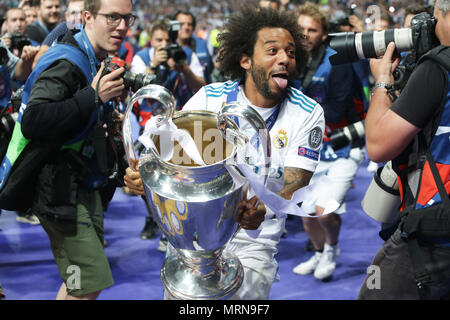 Kiew. 26 Mai, 2018. Marcelo (C) von Real Madrid feiert mit der Trophäe nach der UEFA Champions League Finale zwischen Liverpool und Real Madrid in Kiew, Ukraine am 26. Mai 2018. Real Madrid behauptete den Titel mit 3-1. Credit: Sergey/Xinhua/Alamy leben Nachrichten Stockfoto