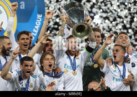Kiew. 26 Mai, 2018. Sergio Ramos (C) von Real Madrid hält die Trophäe nach der UEFA Champions League Finale zwischen Liverpool und Real Madrid in Kiew, Ukraine am 26. Mai 2018. Real Madrid behauptete den Titel mit 3-1. Credit: Sergey/Xinhua/Alamy leben Nachrichten Stockfoto