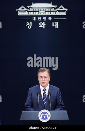 Seoul, Südkorea. 27. Mai, 2018. Südkoreanischen Präsidenten Moon Jae-in bietet eine landesweit im Fernsehen übertragenen Rede im Blue House in Seoul am 27. Mai 2018. Mond, sagte am Sonntag, dass die Führer der Demokratischen Volksrepublik Korea (DVRK) Kim Jong Un und US-Präsident Donald Trump sowohl den Erfolg ihrer Gipfel" von ganzem Herzen gewünscht." Mond mit Kim am Samstag an der Grenze Dorf von Panmunjom und mit Trumpf in Washington traf früh diese Woche. Credit: Newsis/Xinhua/Alamy leben Nachrichten Stockfoto