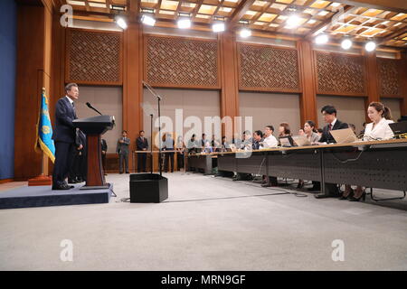 Seoul, Südkorea. 27. Mai, 2018. Südkoreanischen Präsidenten Moon Jae-in bietet eine landesweit im Fernsehen übertragenen Rede im Blue House in Seoul am 27. Mai 2018. Mond, sagte am Sonntag, dass die Führer der Demokratischen Volksrepublik Korea (DVRK) Kim Jong Un und US-Präsident Donald Trump sowohl den Erfolg ihrer Gipfel" von ganzem Herzen gewünscht." Mond mit Kim am Samstag an der Grenze Dorf von Panmunjom und mit Trumpf in Washington traf früh diese Woche. Credit: Newsis/Xinhua/Alamy leben Nachrichten Stockfoto