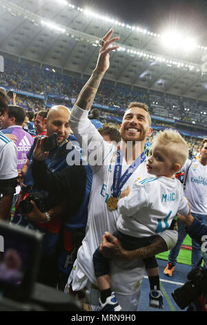 Kiew. 26 Mai, 2018. Sergio Ramos von Real Madrid feiert nach der UEFA Champions League Finale zwischen Liverpool und Real Madrid in Kiew, Ukraine am 26. Mai 2018. Real Madrid behauptete den Titel mit 3-1. Credit: Sergey/Xinhua/Alamy leben Nachrichten Stockfoto