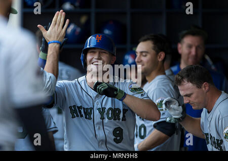 Milwaukee, WI, USA. 26 Mai, 2018. New York Mets Mittelfeldspieler Brandon Nimmo #9 gratuliert, nachdem er einen home run in der Major League Baseball Spiel zwischen den Milwaukee Brewers und die New York Mets am Miller Park in Milwaukee, WI. John Fisher/CSM/Alamy leben Nachrichten Stockfoto