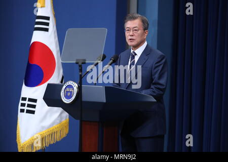 Seoul, Südkorea. 27. Mai, 2018. Südkoreanischen Präsidenten Moon Jae-in bietet eine landesweit im Fernsehen übertragenen Rede im Blue House in Seoul am 27. Mai 2018. Mond, sagte am Sonntag, dass die Führer der Demokratischen Volksrepublik Korea (DVRK) Kim Jong Un und US-Präsident Donald Trump sowohl den Erfolg ihrer Gipfel" von ganzem Herzen gewünscht." Mond mit Kim am Samstag an der Grenze Dorf von Panmunjom und mit Trumpf in Washington traf früh diese Woche. Credit: Newsis/Xinhua/Alamy leben Nachrichten Stockfoto