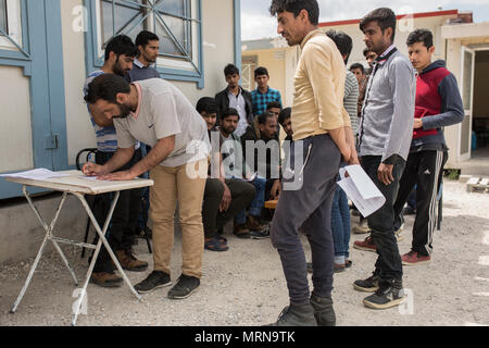 23. Mai 2018, Griechenland, Fylakio: neu angekommene Flüchtlinge und Migrantinnen bei der Anmeldung in der Rezeption und Identifizierung Zentrum für Flüchtlinge in Fylakio, einem Dorf in der Nähe des Evros - die natürliche Grenze zwischen Griechenland und der Türkei. Foto: Sokrates Baltagiannis/dpa Stockfoto