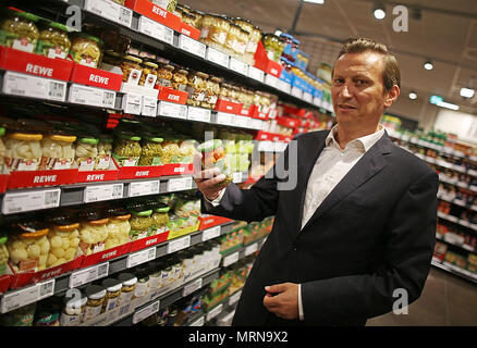 25. Mai 2018, Deutschland, Köln: Lionel Souque, Vorstandsvorsitzender der Rewe Group, Geschäfte zu einem Rewe Supermarkt. Foto: Oliver Berg/dpa Stockfoto