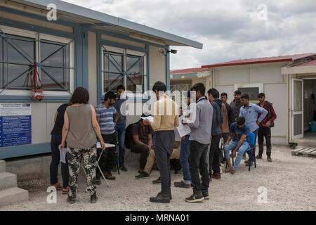 23. Mai 2018, Griechenland, Fylakio: neu angekommene Flüchtlinge und Migrantinnen bei der Registrierung prosses in der Rezeption und Identifizierung Zentrum für Flüchtlinge in Fylakio, einem Dorf in der Nähe des Evros - die natürliche Grenze zwischen Griechenland und der Türkei. Foto: Sokrates Baltagiannis/dpa Stockfoto