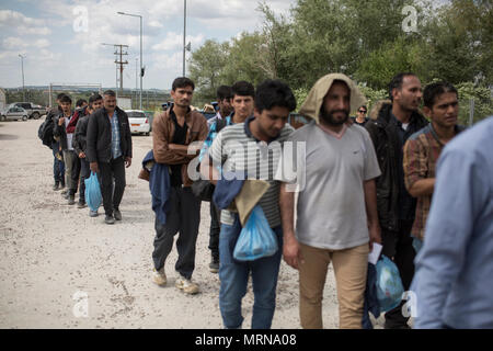 23. Mai 2018, Griechenland, Fylakio: neu angekommene Flüchtlinge und Migranten geben Sie die Rezeption und Identifizierung Zentrum für Flüchtlinge in Fylakio, einem Dorf in der Nähe des Evros - die natürliche Grenze zwischen Griechenland und der Türkei. Foto: Sokrates Baltagiannis/dpa Stockfoto