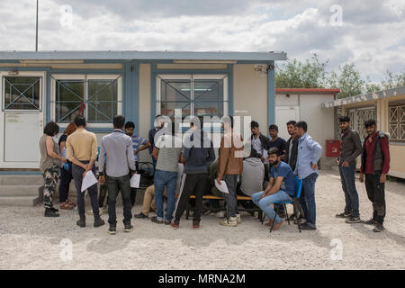 23. Mai 2018, Griechenland, Fylakio: neu angekommene Flüchtlinge und Migrantinnen bei der Anmeldung in der Rezeption und Identifizierung Zentrum für Flüchtlinge in Fylakio, einem Dorf in der Nähe des Evros - die natürliche Grenze zwischen Griechenland und der Türkei. Foto: Sokrates Baltagiannis/dpa Stockfoto