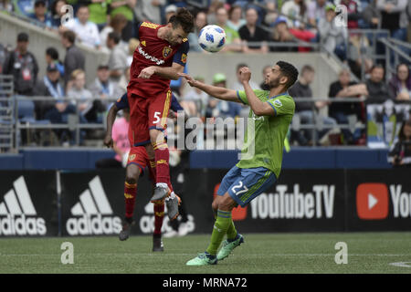 Seattle, Washington, USA. 26 Mai, 2018. MLS Fußball 2018: RSL KYLE BECKERMAN (5) die Köpfe der Kugel weg von LAMAR NEAGLE (27) und der RSL Ziel. Real Salt Lake besuchten die Seattle Sounders in einem MLS-Match im Century Link Feld in Seattle, WA. RSL gewann das Match mit 1:0. Credit: Jeff Halstead/ZUMA Draht/Alamy leben Nachrichten Stockfoto