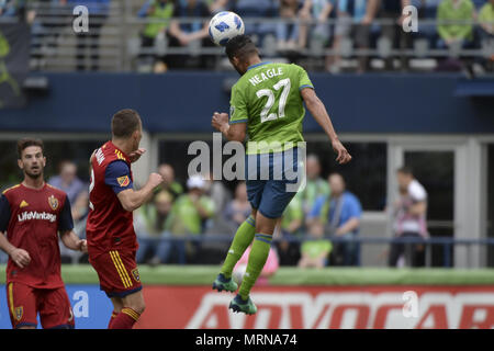 Seattle, Washington, USA. 26 Mai, 2018. MLS Fußball 2018: Der Akustische Signalgeber LAMAR NEAGLE (27) leitet die Kugel vom RSL Verteidigung als Real Salt Lake besucht den Seattle Sounders in einem MLS-Match im Century Link Feld in Seattle, WA. RSL gewann das Match mit 1:0. Credit: Jeff Halstead/ZUMA Draht/Alamy leben Nachrichten Stockfoto