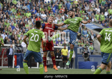 Seattle, Washington, USA. 26 Mai, 2018. MLS Fußball 2018: RSL BROOKS LENNON (12) und Seattle's LAMAR NEAGLE (27) Für eine Kopfzeile gehen in der Hoffnung, der Gewinnung von Besitz. Real Salt Lake besuchten die Seattle Sounders in einem MLS-Match im Century Link Feld in Seattle, WA. RSL gewann das Match mit 1:0. Credit: Jeff Halstead/ZUMA Draht/Alamy leben Nachrichten Stockfoto