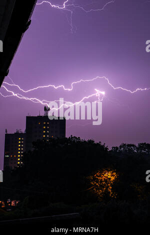 Walsall, West Midlands, UK, 27. Mai 2018. Ein Gewitter über Walsall in den West Midlands in den frühen Morgenstunden des 27. Mai 2018. Credit Shaun Fellows/Alamy leben Nachrichten Stockfoto