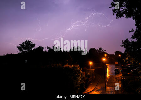 Walsall, West Midlands, UK, 27. Mai 2018. Ein Gewitter über Walsall in den West Midlands in den frühen Morgenstunden des 27. Mai 2018. Credit Shaun Fellows/Alamy leben Nachrichten Stockfoto