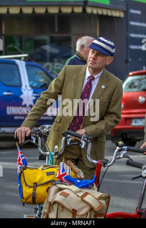 Ballarat, Victoria, Australien, 27. Mai 2018 - die Teilnehmer der jährlichen BLM Tweed Fahrt Kleid in Ihren besten Dapper und elegante Tweed für eine Fahrt durch die Ballarat schönen Strassen. Der Tweed Fahrt ist Teil der Ballarat Erbes. Credit: Brett Keating/Alamy leben Nachrichten Stockfoto