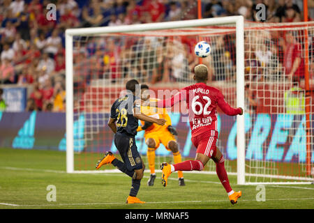 Harrison, NJ - 26. Mai 2018: Michael Murillo (62) der Red Bulls steuert Kugel während der regelmäßigen MLS Spiel gegen Philadelphia Union bei Red Bull Arena Spiel endete im Draw 0 - 0 Credit: Lev radin/Alamy leben Nachrichten Stockfoto