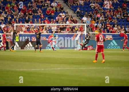 Harrison, NJ - 26. Mai 2018: Aaron Long (33) Red Bulls verteidigt während der regulären MLS Spiel gegen Philadelphia Union bei Red Bull Arena Spiel endete im Draw 0 - 0 Credit: Lev radin/Alamy leben Nachrichten Stockfoto