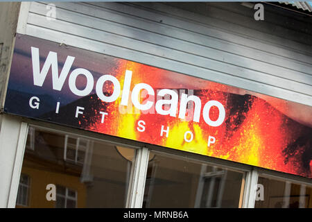 Woolcano Gift Shop Laugavegur, Reykjavík, Island. 26/05/2018. Gelbe Warnung vor schlechtem Wetter auf der Insel, wenn Touristen von Kreuzfahrtschiffen und ausländischen Urlaubern die Geschäfte besuchen, im Touristenbereich der Innenstadt. Ein Tag windigen, anhaltenden starken Regens wird prognostiziert. Kredit: ConradElias/AlamyLiveNews Stockfoto