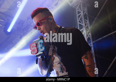 Neapel, Italien. 26. Mai, 2018. Die Italienischen rapper Sfera Ebbasta, "König der Trap' live auf der Bühne'Arenile di Bagnoli" in Neapel, Italien für sein Konzert "Rockstar Tour 2018". Credit: Mariano Montella/Alamy leben Nachrichten Stockfoto