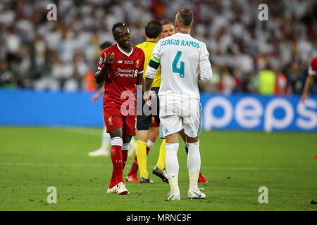Kiew Olympiastadion, Kiew, Ukraine. 26 Mai, 2018. Finale der UEFA Champions League Real Madrid gegen Liverpool; Sadio Manné von Liverpool entschuldigt sich bei Sergio Ramos von Real Madrid für die faulen Kredite: Aktion plus Sport/Alamy leben Nachrichten Stockfoto
