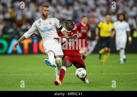 Kiew Olympiastadion, Kiew, Ukraine. 26 Mai, 2018. Finale der UEFA Champions League Real Madrid gegen Liverpool; Sadio Manné von Liverpool Herausforderungen Sergio Ramos von Real Madrid aber givesaway ein Foul Credit: Aktion plus Sport/Alamy leben Nachrichten Stockfoto