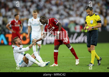 Kiew Olympiastadion, Kiew, Ukraine. 26 Mai, 2018. Finale der UEFA Champions League Real Madrid gegen Liverpool; Sadio Manné von Liverpool entschuldigt sich für sein Foul an Sergio Ramos von Real Madrid und hilft ihm auf, um ihn von der Erde Quelle: Aktion plus Sport/Alamy leben Nachrichten Stockfoto