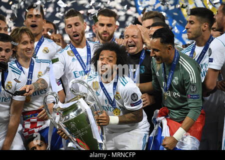 26. Mai 2018, in der Ukraine, Kiew: Fussball, Champions League Real Madrid vs FC Liverpool an der Olimpiyskiy National Sports Complex. Real Marcelo (c) hält die Champions League Cup. Foto: Ina Faßbender/dpa Quelle: dpa Picture alliance/Alamy leben Nachrichten Stockfoto