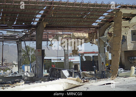 Sanaa, Jemen. 27. Mai, 2018. Ein Jemenitisches prüft eine zerstörte Tankstelle, nachdem es von Saudi-arabien getroffen wurde - LED-luftangriffen am Stadtrand von Sanaa, Jemen, 27. Mai 2018. Credit: Hani Al-Ansi/dpa/Alamy leben Nachrichten Stockfoto