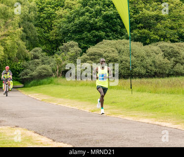 Edinburgh Marathon Festival, 26. Mai 2018. Gosford Estate, East Lothian, Schottland, Großbritannien. Elite kenianische Marathonläufer, Benjamin Kiptoo Kolum, mit den Füßen in der Luft führenden bei der Meile 18, war der Sieger des Rennens mit einem neuen Datensatz für diese Veranstaltung von 2 Stunden, 33 Minuten und 13 Sekunden Stockfoto