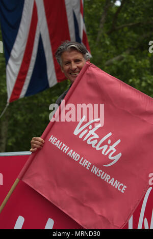 London, UK, 27. Mai 2018, Lord Sebastian Coe, britischer Politiker und ehemaliger Leichtathlet, beginnt die Westminster Meile Rennen entlang der Mall. Credit Keith Larby/Alamy leben Nachrichten Stockfoto