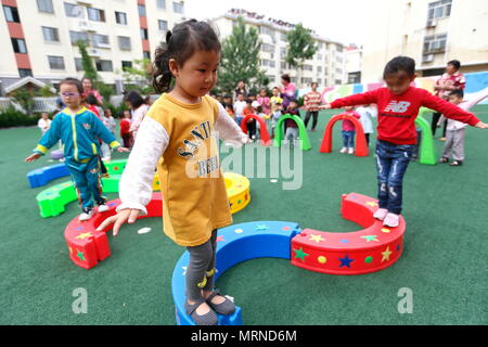 Qingdao, China Provinz Shandong. 27. Mai, 2018. Kinder nehmen an einem amüsanten Sport Treffen der Internationalen Kindertag am Jimo, der zum Verwaltungsgebiet der bezirksfreien Stadt zu grüßen, der ostchinesischen Provinz Shandong, 27. Mai 2018. Credit: Liang Xiaopeng/Xinhua/Alamy leben Nachrichten Stockfoto