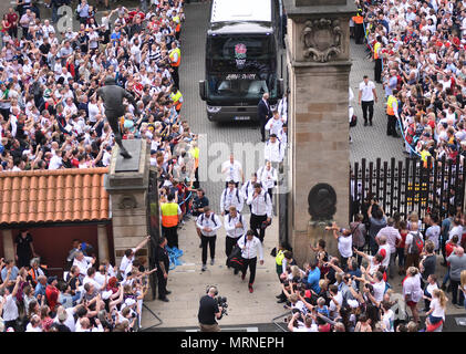 Twickenham Stadium, London, UK. 27. Mai, 2018. Internationalen Rugby freundlich, England gegen Barbaren; England Mannschaft kommt in Twickenham Credit: Aktion plus Sport/Alamy leben Nachrichten Stockfoto