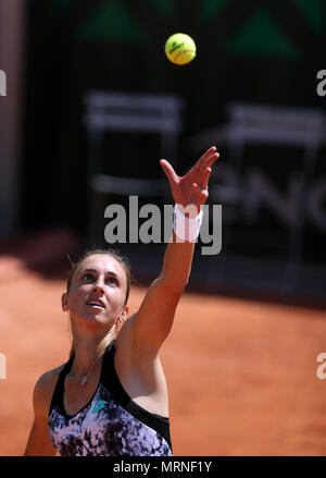 Paris. 27. Mai, 2018. Petra Martic von Kroatien dient während der Damen gegen Wang Yafan von China bei den French Open Tennis Turnier 2018 in Paris, Frankreich am 27. Mai 2018. Petra Martic gewann mit 2-0. Credit: Luo Huanhuan/Xinhua/Alamy leben Nachrichten Stockfoto