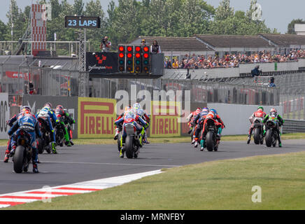 Donington Park Circuit, Derby, Großbritannien. 27. Mai, 2018. World Superbikes, Prosecco DOC UK Runde 6; Beginn der Rennen zwei Credit: Aktion plus Sport/Alamy leben Nachrichten Stockfoto