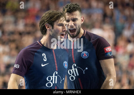 27. Mai 2018, Deutschland, Köln: Handball: Champions League, Paris St. Germain vs Vardar Skopje in der Lanxess Arena: Uwe Gensheimer (l) und Nedim Remili in Paris feiern, nachdem ein Ziel. Foto: Federico Gambarini/dpa Quelle: dpa Picture alliance/Alamy leben Nachrichten Stockfoto