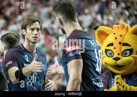 27. Mai 2018, Deutschland, Köln: Handball: Champions League, Paris St. Germain vs Vardar Skopje in der Lanxess Arena: Uwe Gensheimer (l) und Nedim Remili von Paris feiern den Sieg. Foto: Federico Gambarini/dpa Quelle: dpa Picture alliance/Alamy leben Nachrichten Stockfoto