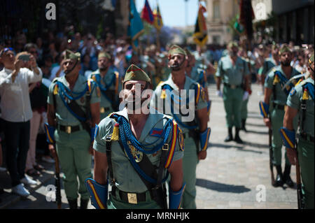 Malaga, Spanien. 27. Mai, 2018. Spanisch legionnaires März nach Abschluss der Parade zum Gedenken an die Streitkräfte, die jede seiner 26. Mai in Spanien gefeiert. Die spanische Arm Kräfte Tag in der Stadt Malaga, mit Mitgliedern der arm Kräfte gefeiert wird im Zentrum der Stadt vorgeführt. Credit: Jesus Merida/SOPA Images/ZUMA Draht/Alamy leben Nachrichten Stockfoto