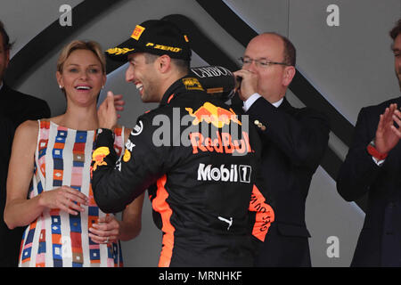 Monaco, Monte Carlo 27.05.2018 Motorsport, Formel 1 Alberto di Monaco und Charlene Wittstock Belohnung der Sieger des Grand Prix von Monte Carlo. Im Bild: Daniel Ricciardo, Lewis Hamilton Credit: Unabhängige Fotoagentur Srl/Alamy leben Nachrichten Stockfoto