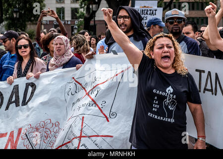 Barcelona, Katalonien, Spanien. 27. Mai, 2018. Eine Frau gesehen die ihre Faust während der Demonstration. Mehr als 3.000 Menschen in der Innenstadt von Barcelona gezeigt haben Menschen, die freiwillig 37 Tage dauern, bis in der Schule gesperrt Massana in Barcelona, die spanische Staatsangehörigkeit besitzen, ohne dass Sie irgendwelche Tests auf die spanische Kultur und Sprache zu unterstützen. Der Widerspruch erstreckt sich auch auf die Petition das Zuwanderungsgesetz zu stürzen und regelt, dass Verhaftungen und Ausweisungen. Credit: ZUMA Press, Inc./Alamy leben Nachrichten Stockfoto