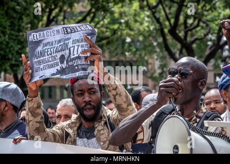 Barcelona, Katalonien, Spanien. 27. Mai, 2018. Zwei schwarze Männer sind während der Demonstration zu sehen. Mehr als 3.000 Menschen in der Innenstadt von Barcelona gezeigt haben Menschen, die freiwillig 37 Tage dauern, bis in der Schule gesperrt Massana in Barcelona, die spanische Staatsangehörigkeit besitzen, ohne dass Sie irgendwelche Tests auf die spanische Kultur und Sprache zu unterstützen. Der Widerspruch erstreckt sich auch auf die Petition das Zuwanderungsgesetz zu stürzen und regelt, dass Verhaftungen und Ausweisungen. Credit: ZUMA Press, Inc./Alamy leben Nachrichten Stockfoto