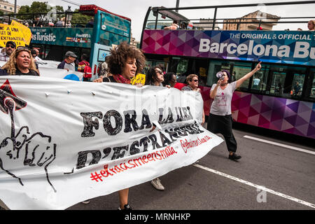 Barcelona, Katalonien, Spanien. 27. Mai, 2018. Der Leiter der Demonstration wird gesehen, wie es durch die Plaza Catalunya. Mehr als 3.000 Menschen in der Innenstadt von Barcelona gezeigt haben Menschen, die freiwillig 37 Tage dauern, bis in der Schule gesperrt Massana in Barcelona, die spanische Staatsangehörigkeit besitzen, ohne dass Sie irgendwelche Tests auf die spanische Kultur und Sprache zu unterstützen. Der Widerspruch erstreckt sich auch auf die Petition das Zuwanderungsgesetz zu stürzen und regelt, dass Verhaftungen und Ausweisungen. Credit: ZUMA Press, Inc./Alamy leben Nachrichten Stockfoto