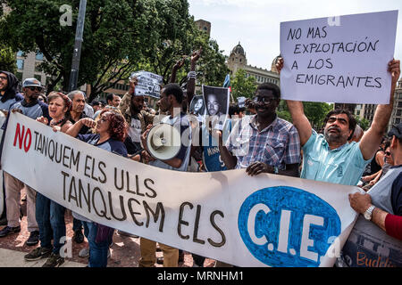 Barcelona, Katalonien, Spanien. 27. Mai, 2018. Eine Gruppe von Demonstranten sind am Anfang der Demonstration gesehen. Mehr als 3.000 Menschen in der Innenstadt von Barcelona gezeigt haben Menschen, die freiwillig 37 Tage dauern, bis in der Schule gesperrt Massana in Barcelona, die spanische Staatsangehörigkeit besitzen, ohne dass Sie irgendwelche Tests auf die spanische Kultur und Sprache zu unterstützen. Der Widerspruch erstreckt sich auch auf die Petition das Zuwanderungsgesetz zu stürzen und regelt, dass Verhaftungen und Ausweisungen. Credit: ZUMA Press, Inc./Alamy leben Nachrichten Stockfoto