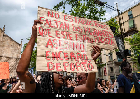 Barcelona, Katalonien, Spanien. 27. Mai, 2018. Einige Demonstranten zeigen ein Schild mit dem Text "Wir sind nicht alle gesehen. Migranten fehlen, dass die rassistischen Staat ermordet, verhaftet und deportiert." Mehr als 3.000 Menschen in der Innenstadt von Barcelona gezeigt haben Menschen, die freiwillig 37 Tage dauern, bis in der Schule gesperrt Massana in Barcelona, die spanische Staatsangehörigkeit besitzen, ohne dass Sie irgendwelche Tests auf die spanische Kultur und Sprache zu unterstützen. Der Widerspruch erstreckt sich auch auf die Petition das Zuwanderungsgesetz zu stürzen und regelt, dass Verhaftungen und Ausweisungen. Credit: ZUMA drücken, Stockfoto