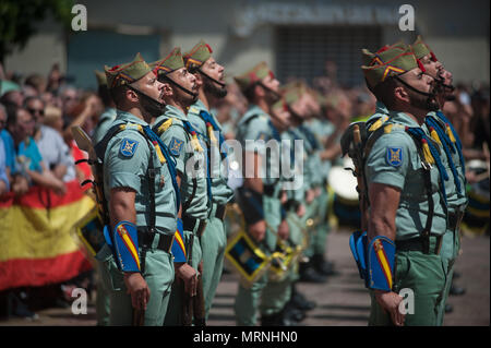 Malaga, Spanien. 27. Mai, 2018. Spanischen Legionäre stehen, als sie an einer Parade zum Gedenken an die Streitkräfte, die jede seiner 26. Mai in Spanien gefeiert. Die spanische Arm Kräfte Tag in der Stadt Malaga, mit Mitgliedern der arm Kräfte gefeiert wird im Zentrum der Stadt vorgeführt. Credit: Jesus Merida/SOPA Images/ZUMA Draht/Alamy leben Nachrichten Stockfoto