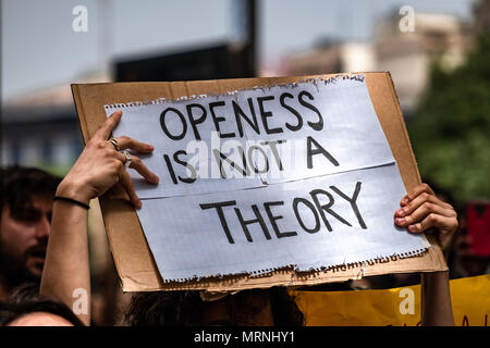 Barcelona, Spanien. 27. Mai, 2018. Zwei Hände, die ein Schild mit dem Text 'Offenheit ist nicht eine Theorie". Mehr als 3.000 Menschen haben sich im Zentrum von Barcelona und zeigt Menschen, die sich freiwillig 37 Tage dauern, bis in der Schule gesperrt Massana in Barcelona, die spanische Staatsangehörigkeit besitzen, ohne dass Sie irgendwelche Tests auf die spanische Kultur und Sprache zu unterstützen. Der Widerspruch erstreckt sich auch auf die Petition das Zuwanderungsgesetz zu stürzen und regelt, dass Verhaftungen und Ausweisungen. Credit: SOPA Images Limited/Alamy leben Nachrichten Stockfoto