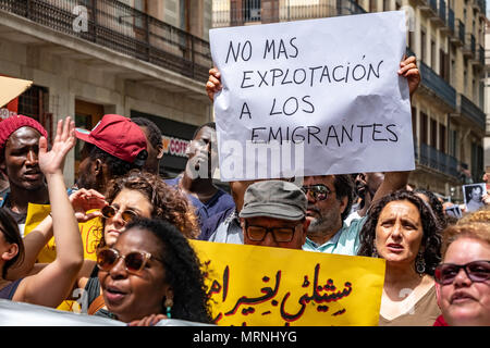 Barcelona, Spanien. 27. Mai, 2018. Ein Mensch, der unter den Demonstranten, zeigt ein Zeichen mit dem Text 'Genug, um der Ausbeutung der Einwanderer. Mehr als 3.000 Menschen haben sich im Zentrum von Barcelona und zeigt Menschen, die sich freiwillig 37 Tage dauern, bis in der Schule gesperrt Massana in Barcelona, die spanische Staatsangehörigkeit besitzen, ohne dass Sie irgendwelche Tests auf die spanische Kultur und Sprache zu unterstützen. Der Widerspruch erstreckt sich auch auf die Petition das Zuwanderungsgesetz zu stürzen und regelt, dass Verhaftungen und Ausweisungen. Credit: SOPA Images Limited/Alamy leben Nachrichten Stockfoto