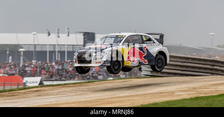 Silverstone Circuit, Towcester, UK. 27. Mai, 2018. Cooper reifen Welt RX von Großbritannien, die SpeedMachine Festival; Mattias Ekström (SWE) im Audi S1 Quattro EKS-RX für Team EKS Audi Sport nimmt in der Luft auf den Sprung in die Welt Rallycross Halbfinale Credit: Aktion plus Sport/Alamy leben Nachrichten Stockfoto